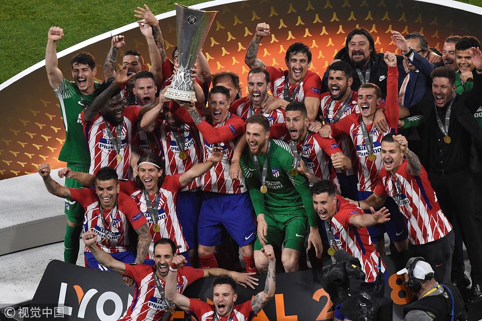 托雷斯举起奖杯