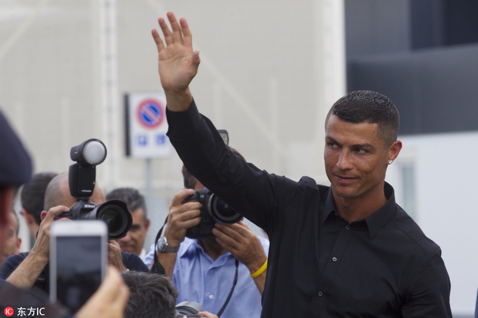 C罗挥手