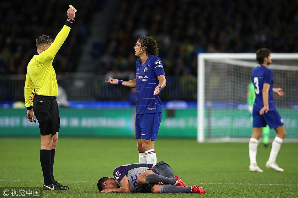 路易斯吃到黄牌