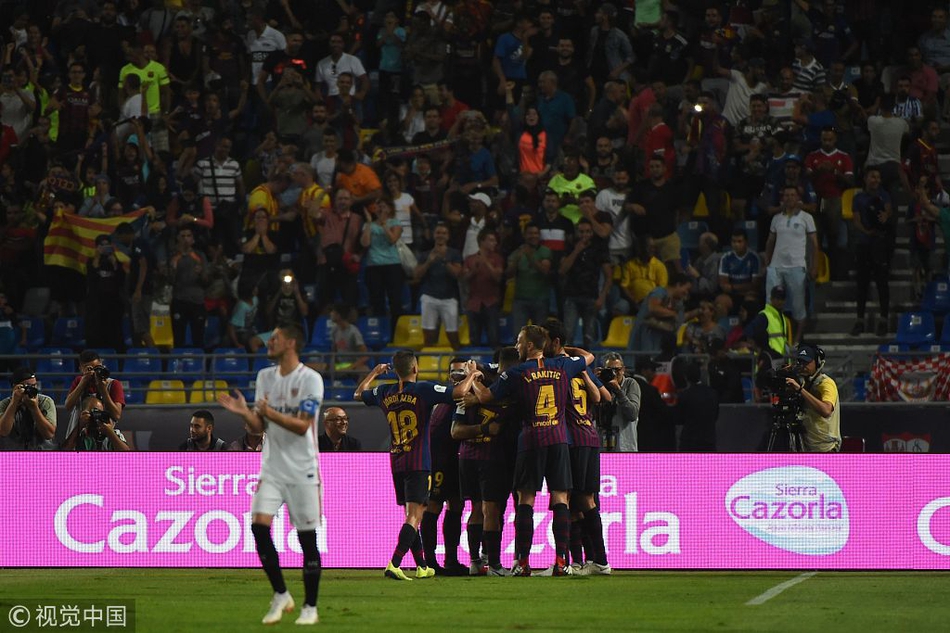 巴萨庆祝破门