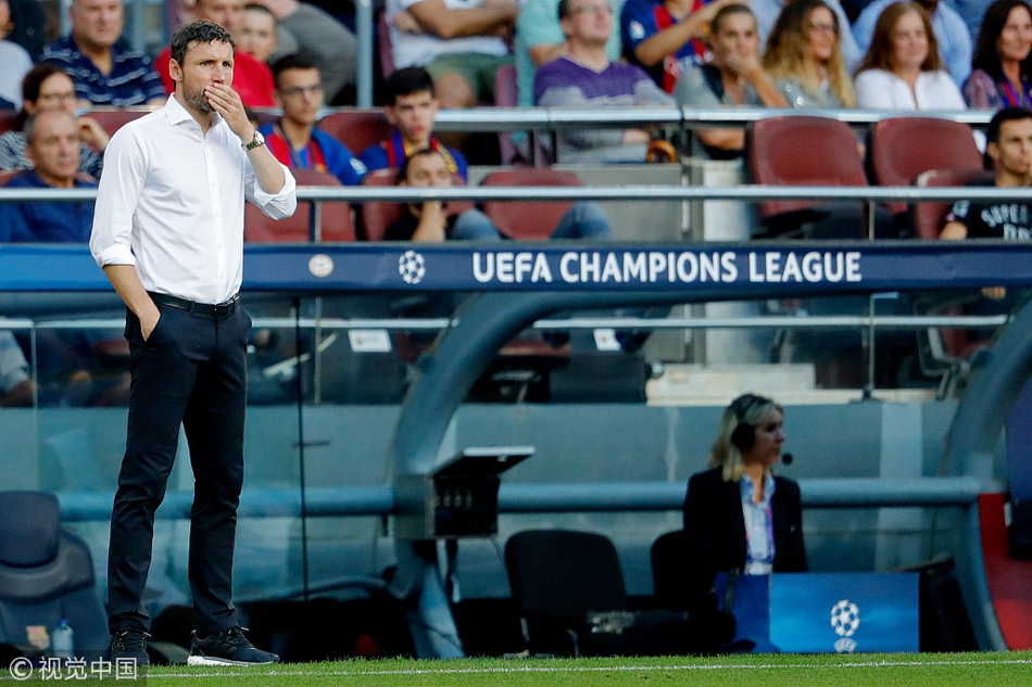 埃因霍温主帅范博梅尔