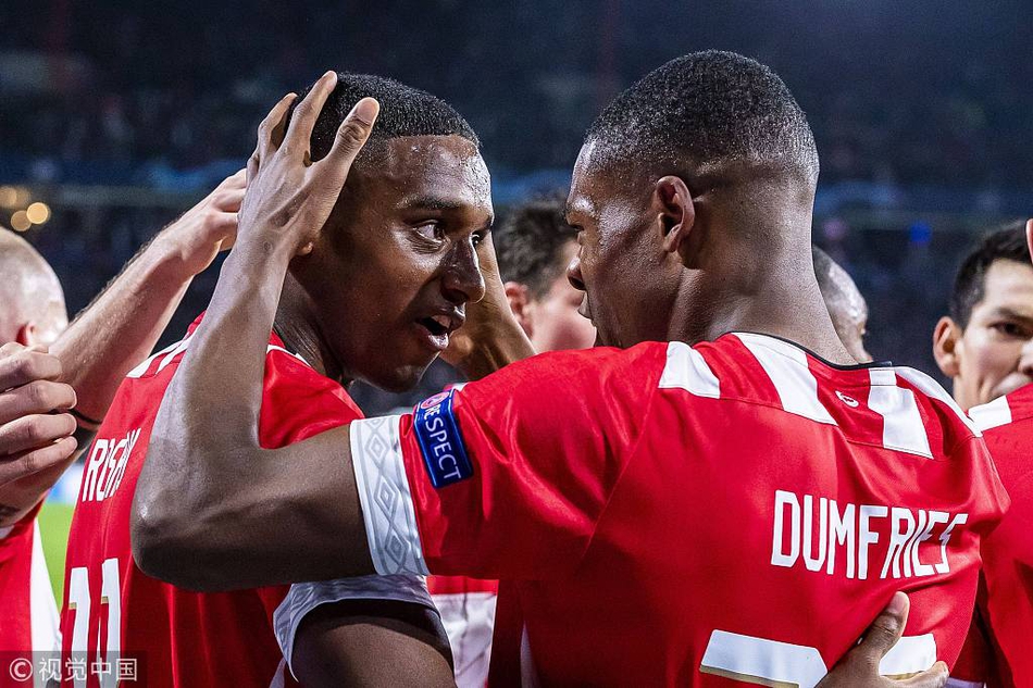 队友祝贺罗萨里奥