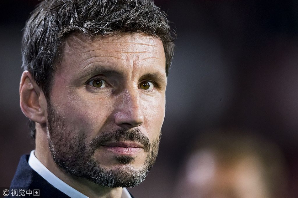 埃因霍温主帅范博梅尔