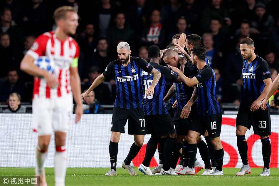 队友祝贺纳英戈兰