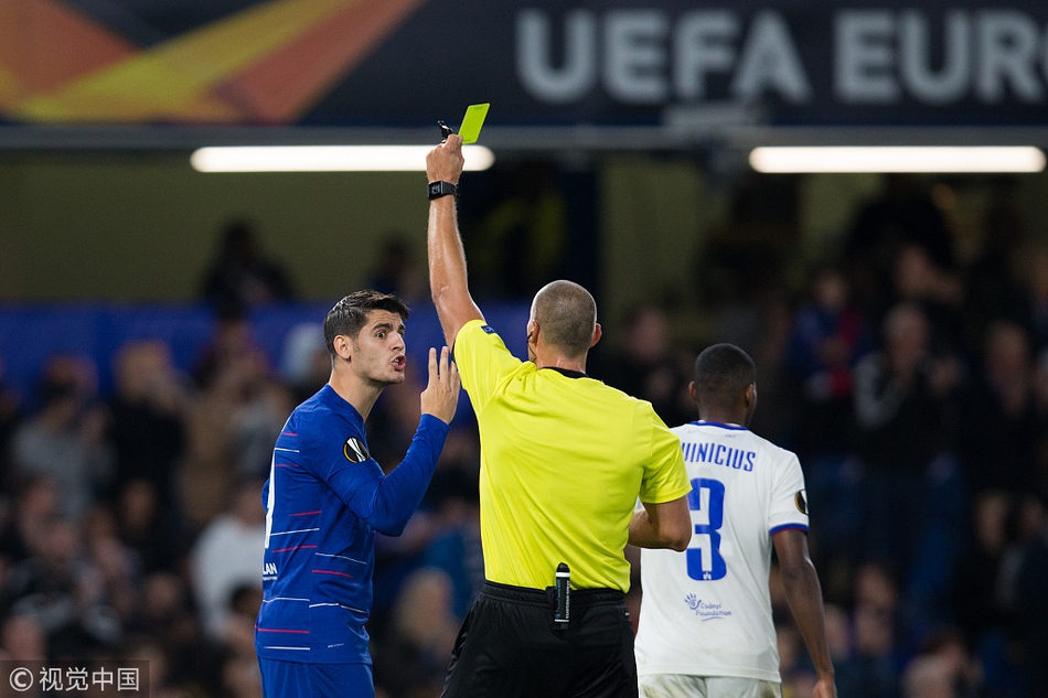 莫拉塔吃到黄牌