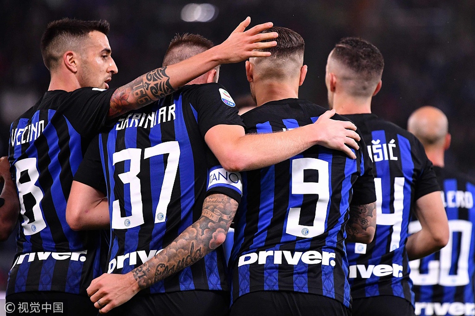 队友祝贺伊卡尔迪