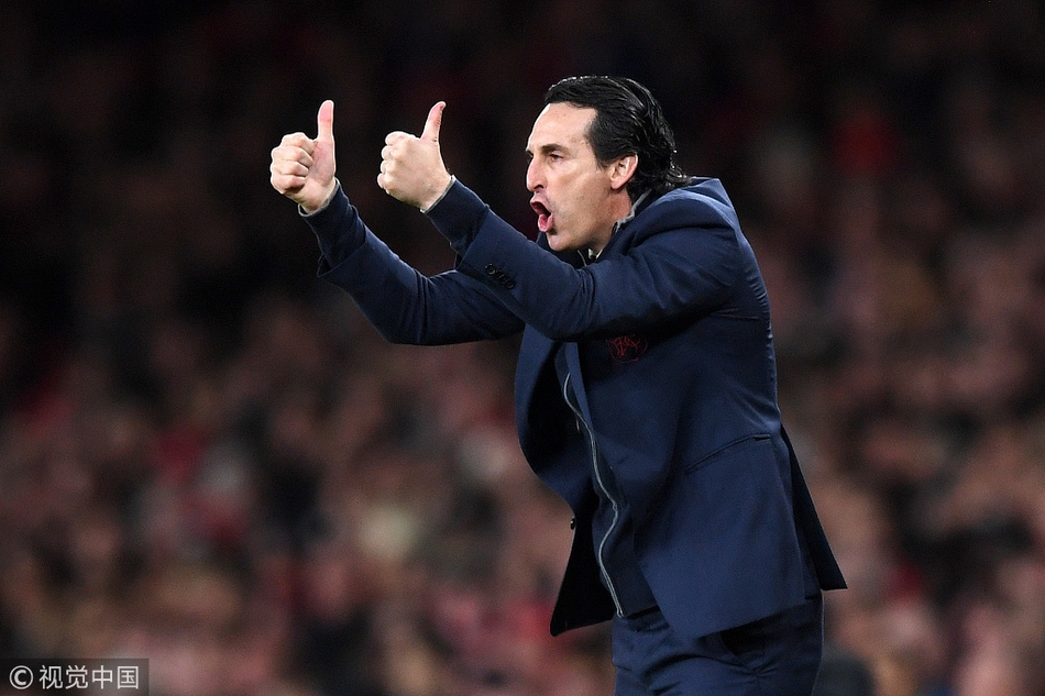 埃梅里竖起大拇指