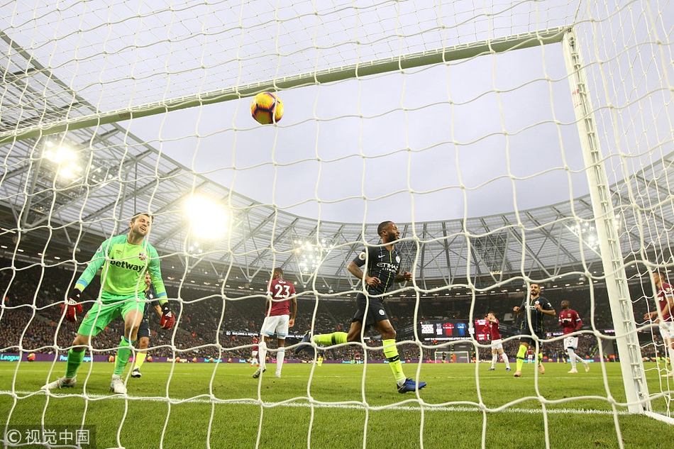 斯特林庆祝破门