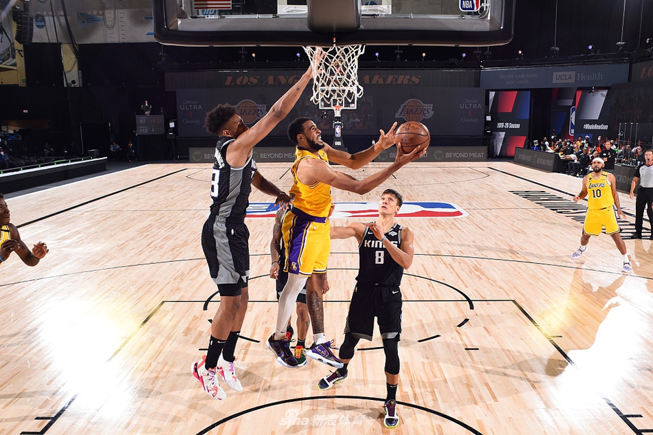 [NBA]湖人122-136国王 詹姆斯17分结束常规赛获助攻王