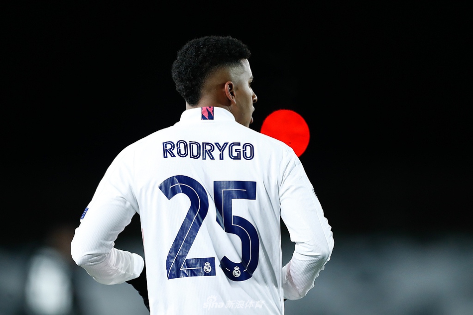 [欧冠]皇马2-0门兴 本泽马两球