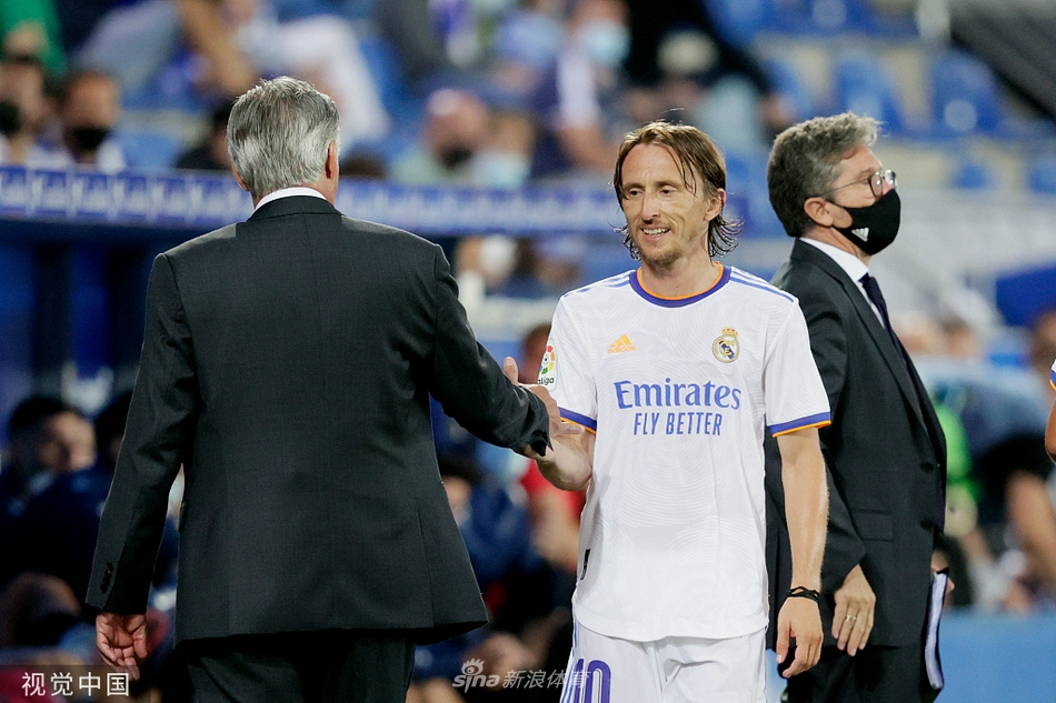 [西甲]阿拉维斯1-4皇马 本泽马两球