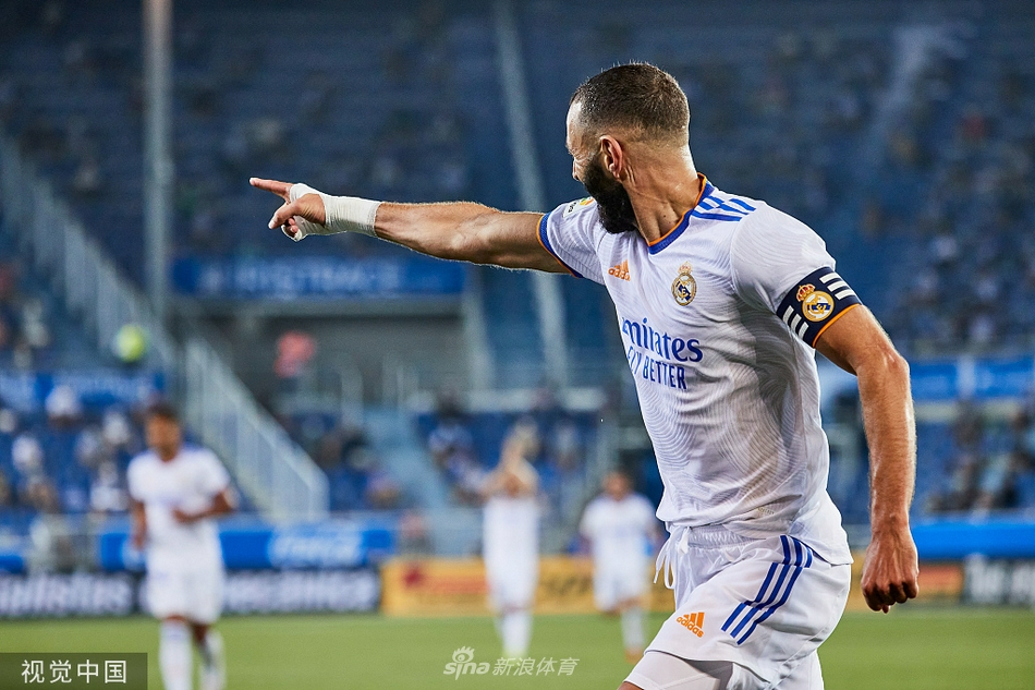 [西甲]阿拉维斯1-4皇马 本泽马两球