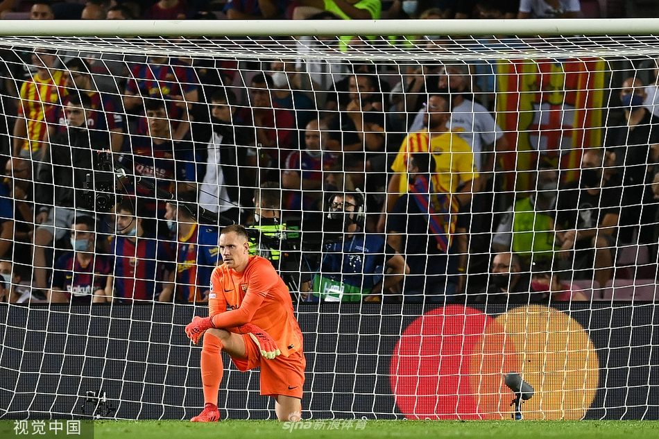 [欧冠]巴萨0-3拜仁 莱万梅开二度