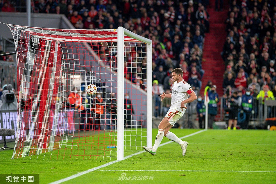 [欧冠]拜仁5-2本菲卡 莱万帽子戏法