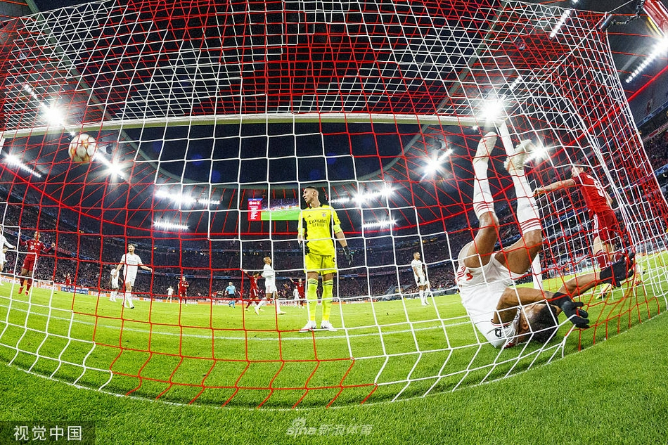 [欧冠]拜仁5-2本菲卡 莱万帽子戏法
