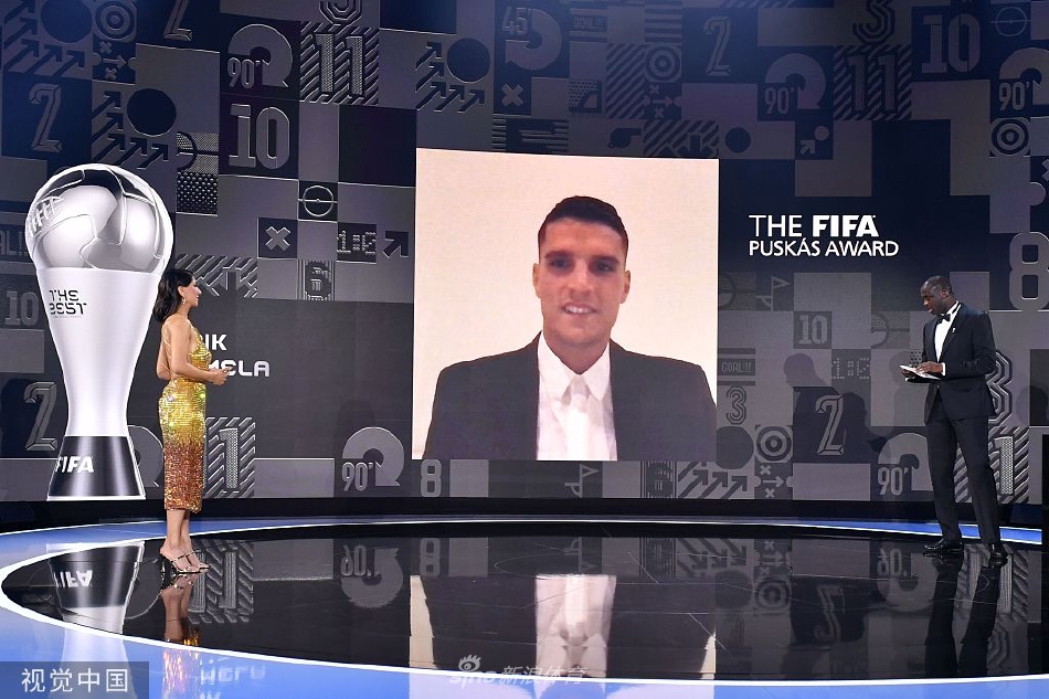 莱万蝉联世界足球先生 力压梅西+萨拉赫