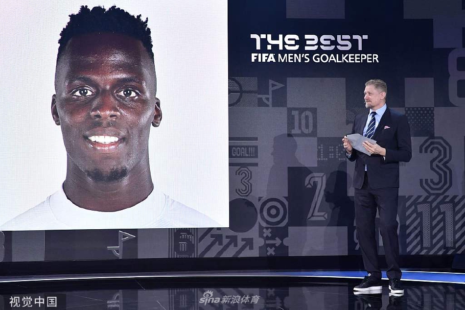 莱万蝉联世界足球先生 力压梅西+萨拉赫