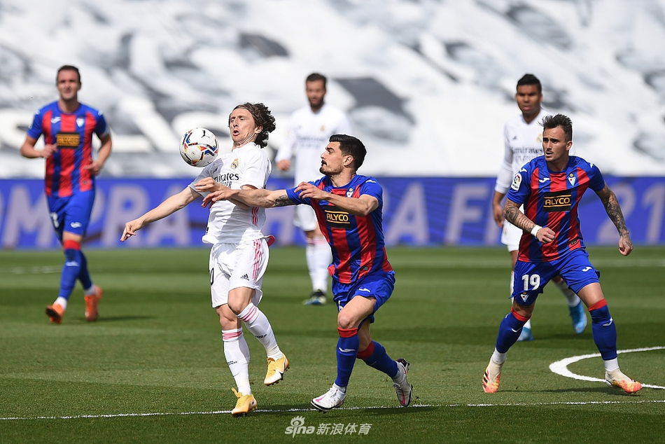 [西甲]皇马2-0埃瓦尔 本泽马破门