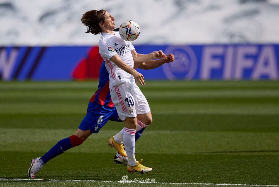 [西甲]皇马2-0埃瓦尔 本泽马破门