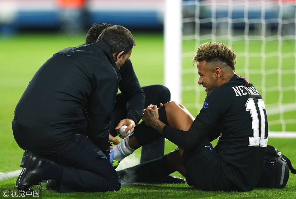 内马尔接受治疗