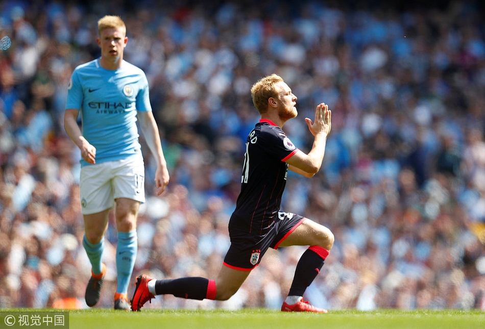 普利特查德跪地