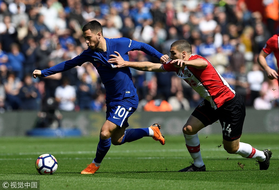 阿扎尔带球突破