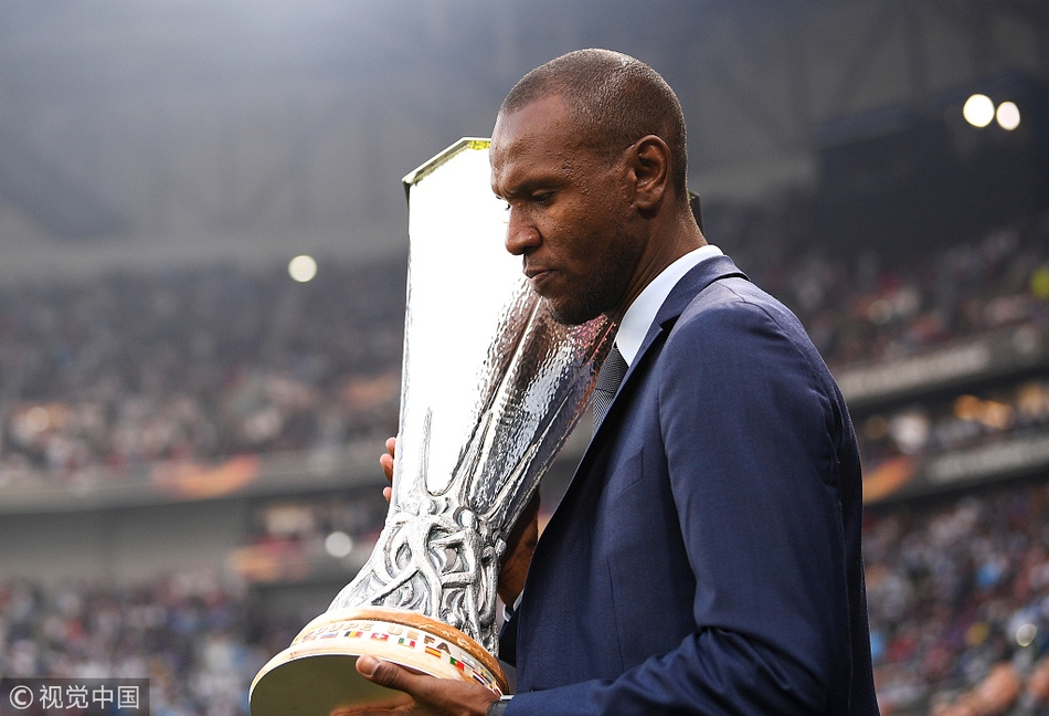 阿比达尔手持奖杯