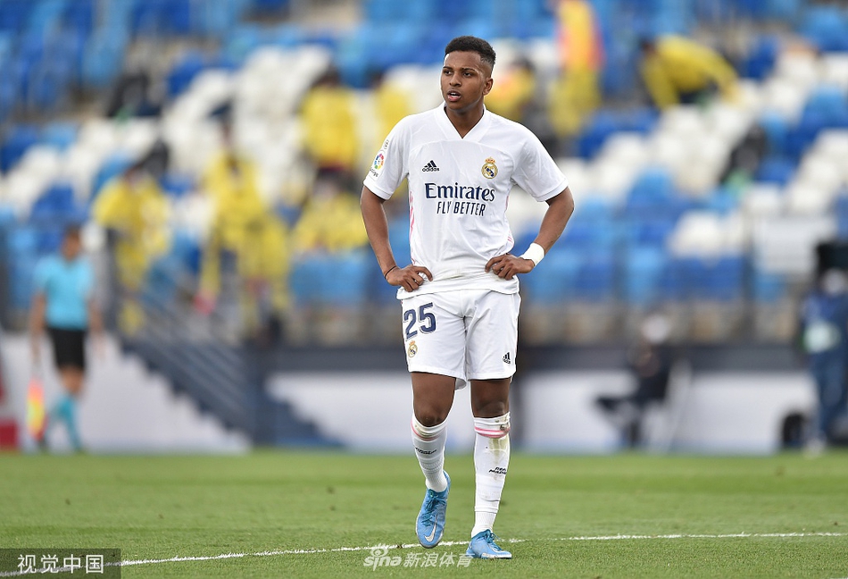 [西甲]皇马2-1比利亚雷亚尔 本泽马传射