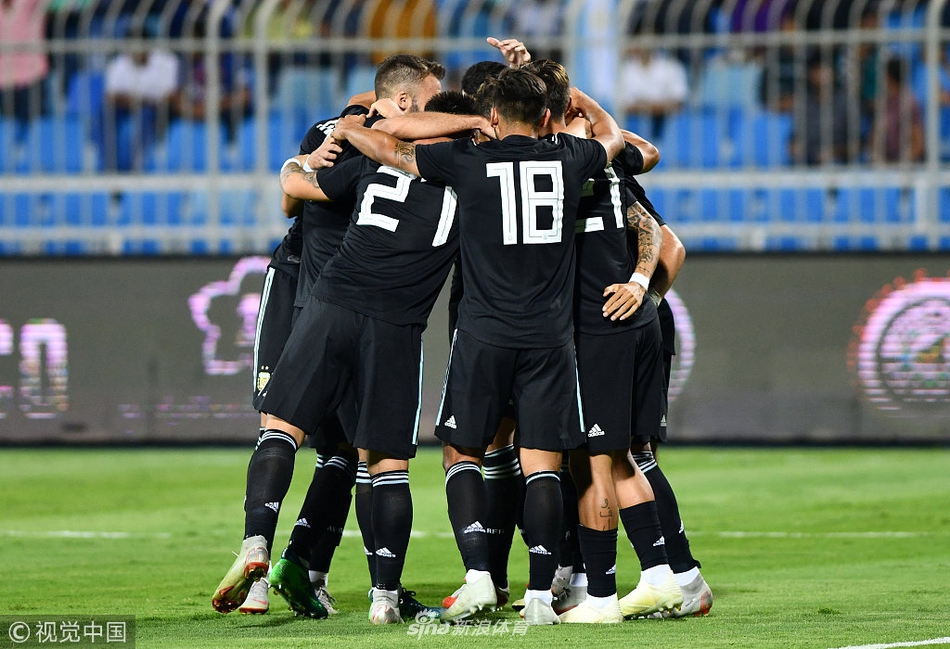 队友祝贺佩雷拉