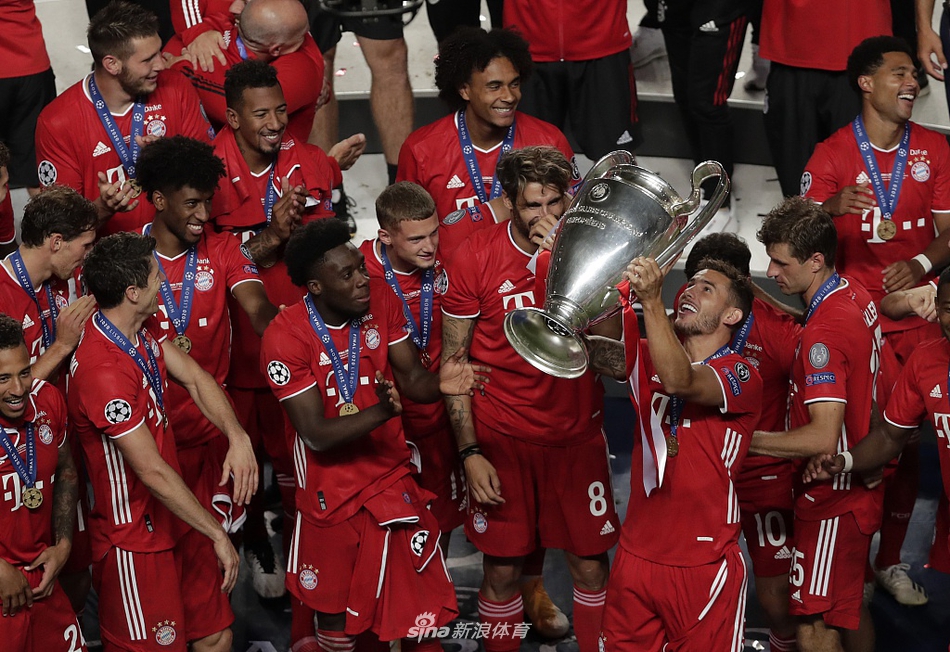恐怖全胜夺冠！拜仁球员疯狂庆祝夺得欧冠冠军