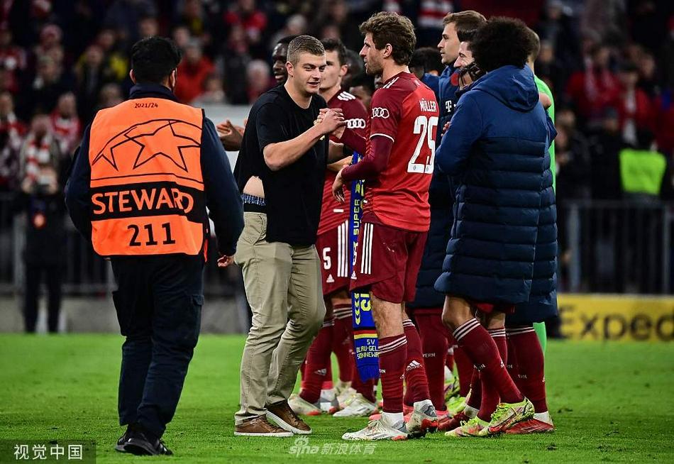 [欧冠]拜仁5-2本菲卡 莱万帽子戏法