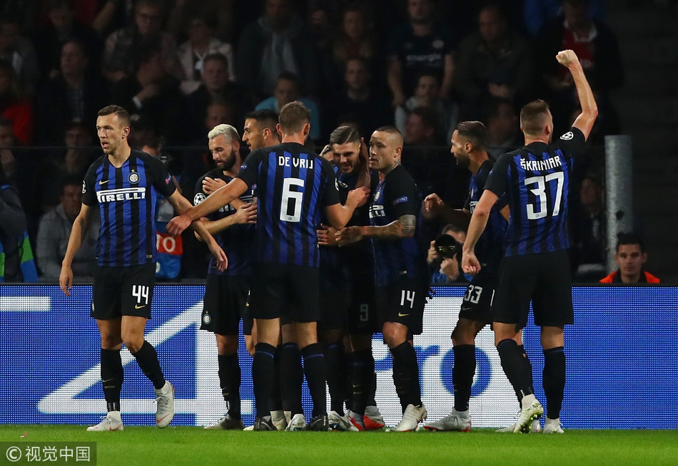 队友祝贺伊卡尔迪