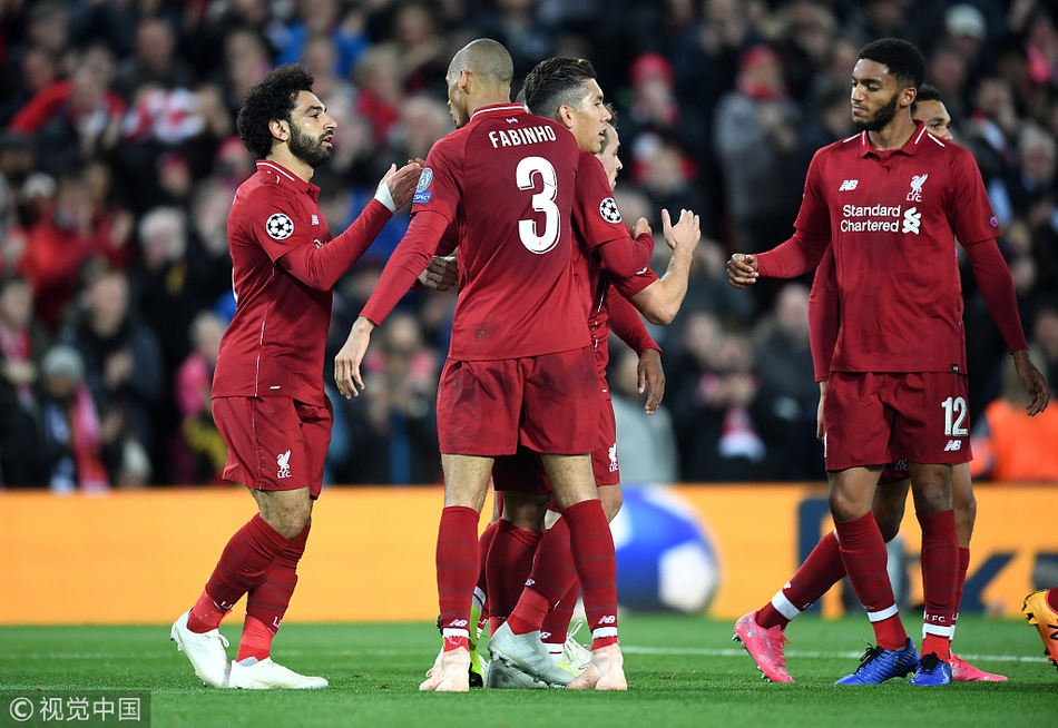 队友祝贺萨拉赫