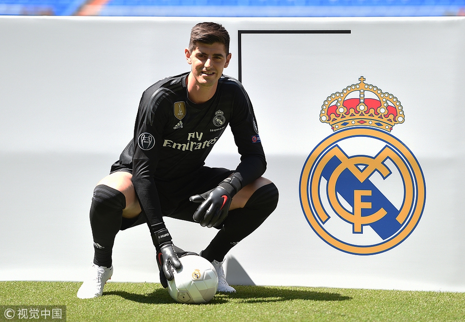 库尔图瓦身穿皇马球衣