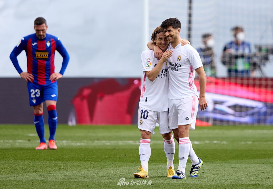 [西甲]皇马2-0埃瓦尔 本泽马破门