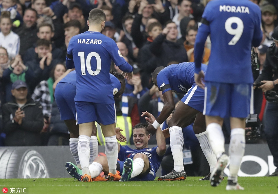 队友祝贺阿斯皮利奎塔