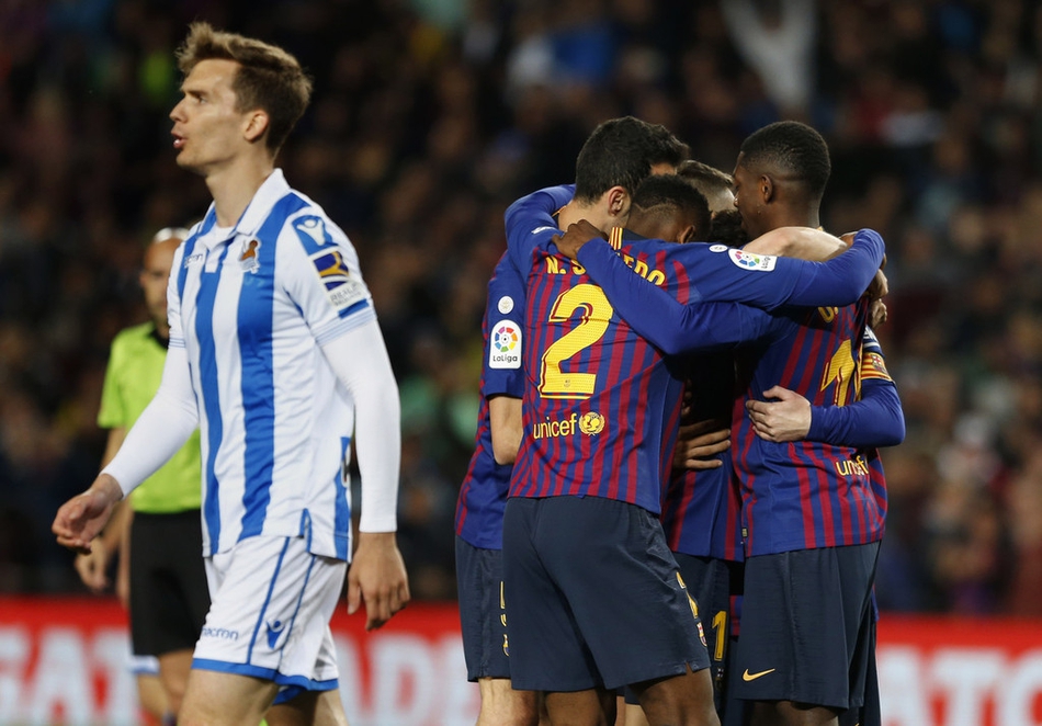 队友祝贺阿尔巴