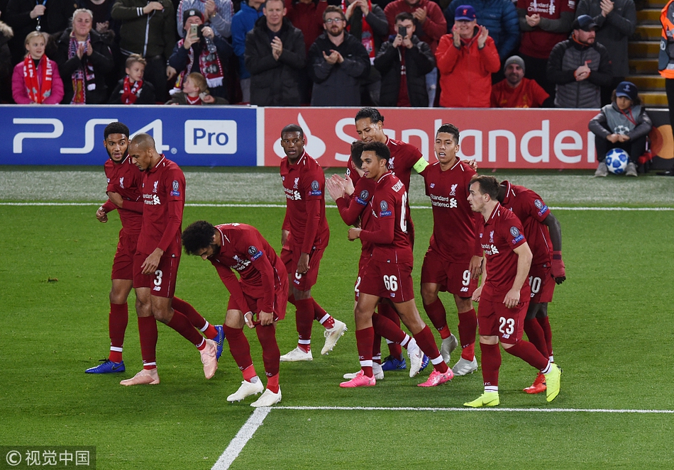 队友祝贺菲尔米诺