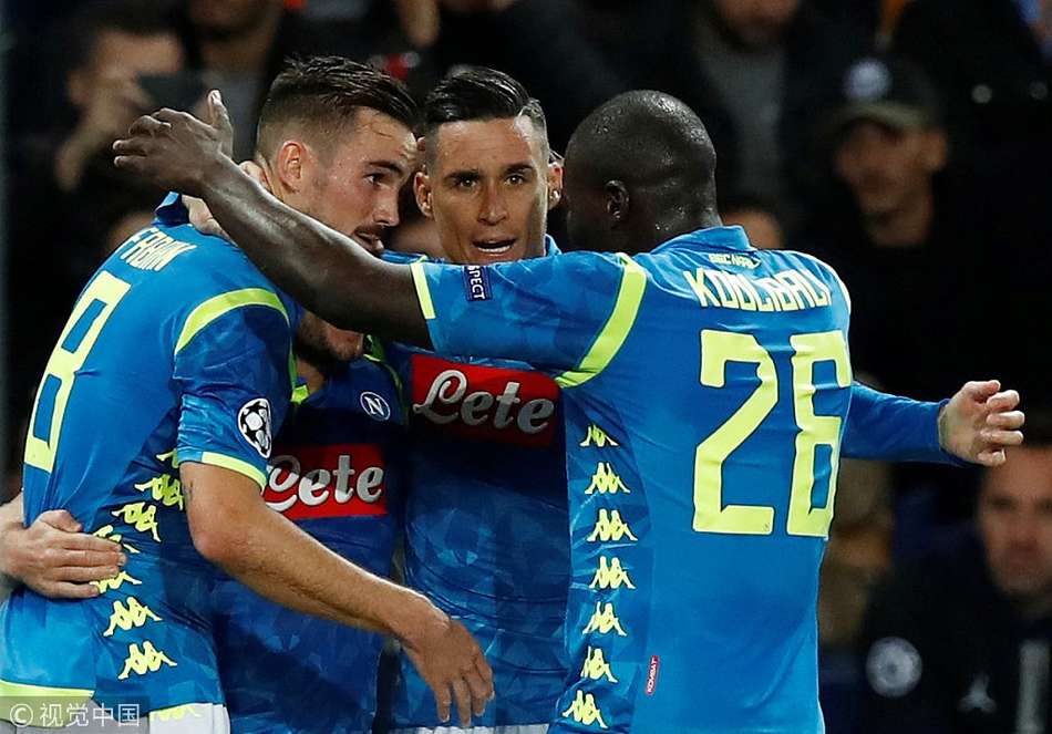 默滕斯庆祝破门