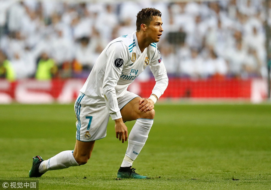 C罗起身