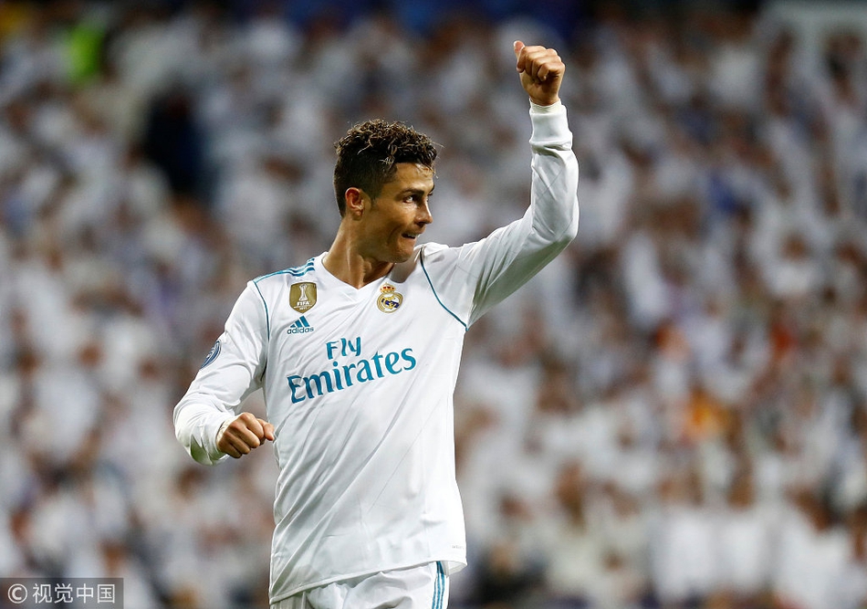 C罗举起手臂