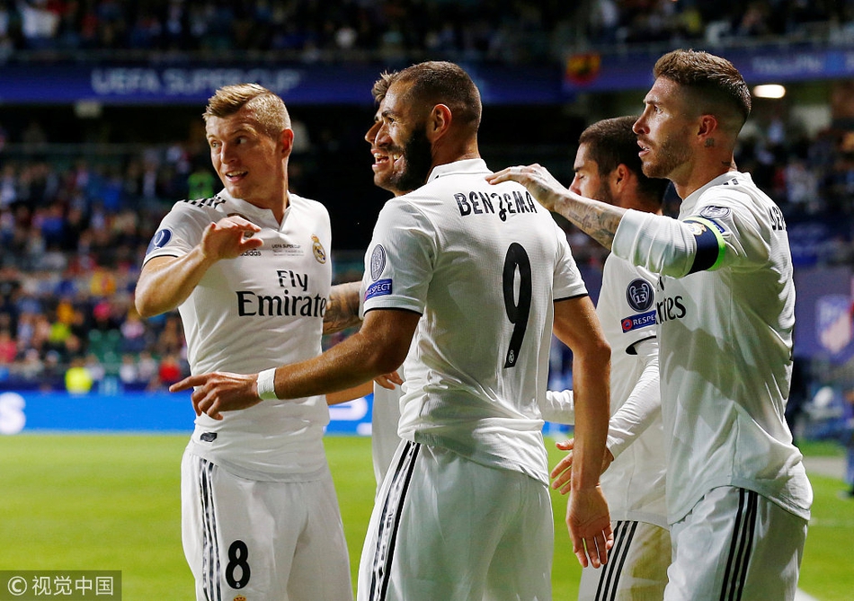 队友祝贺本泽马