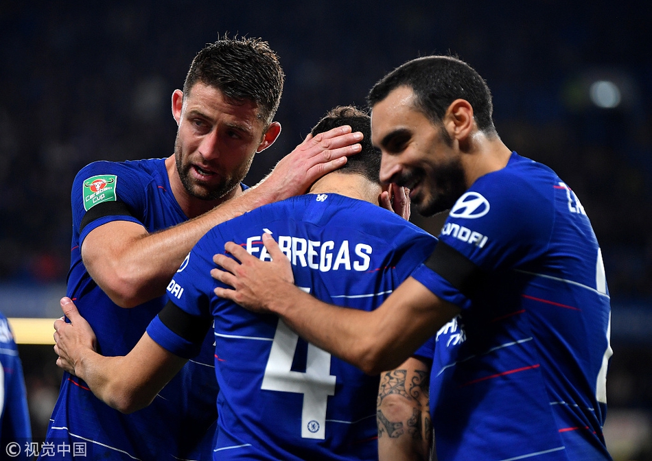 队友祝贺法布雷加斯