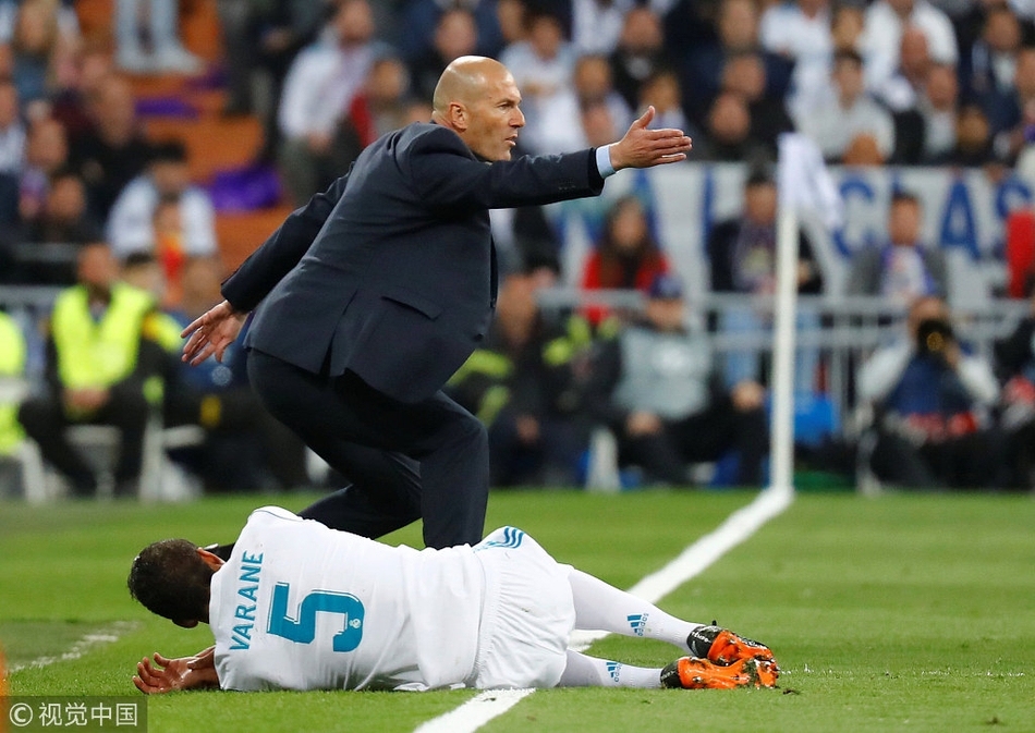 瓦拉内倒地受伤