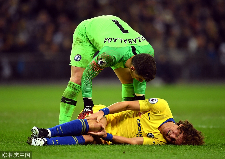 凯帕查看路易斯伤势