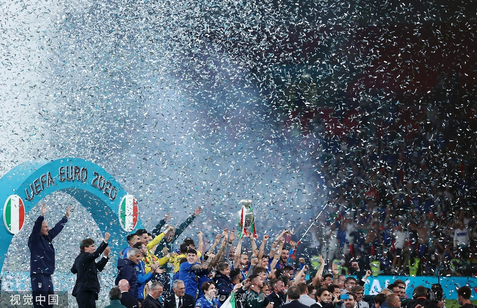 欧洲杯冠军颁奖仪式！意大利队庆祝夺冠