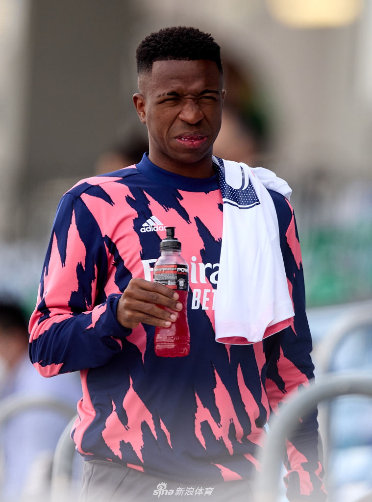 [西甲]皇马2-0埃瓦尔 本泽马破门