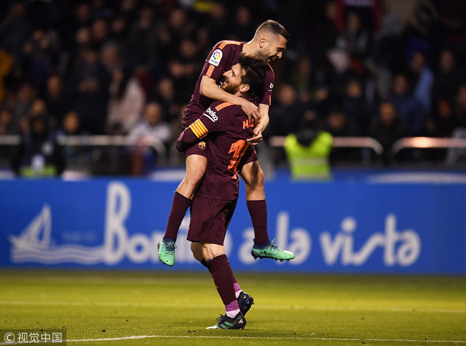 梅西拥抱阿尔巴