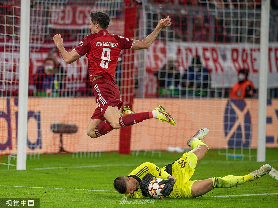 [欧冠]拜仁5-2本菲卡 莱万帽子戏法