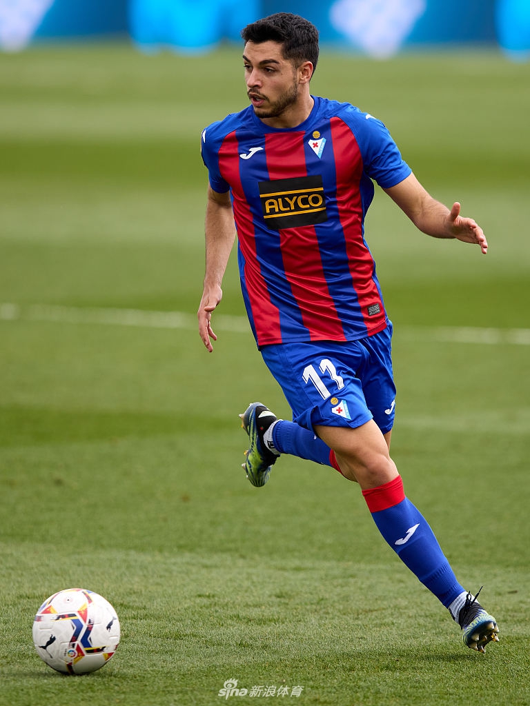 [西甲]皇马2-0埃瓦尔 本泽马破门